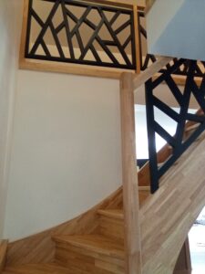 Escalier quart-tournant en hévéa avec garde-corps Éclipse à Béthune