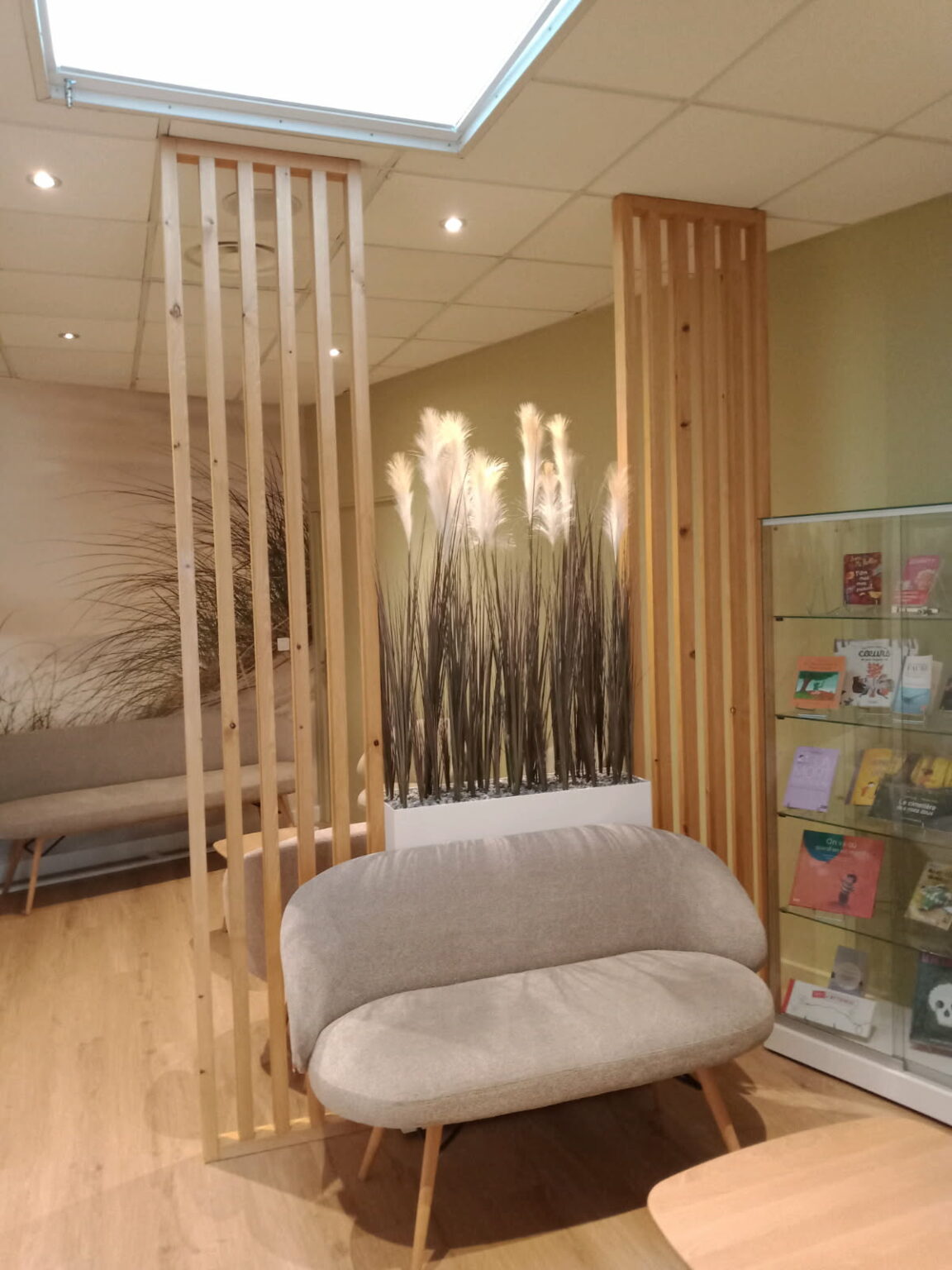 Séparation d'espace en bois sur mesure type claustra pour le PFI du Boulonnais, réalisée par ATV Bois Design